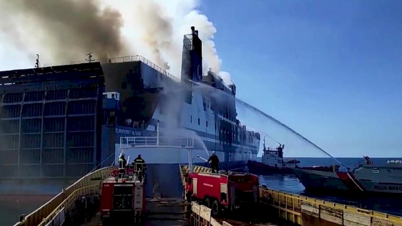 Petugas pemadam kebakaran berusaha memadamkan api di kapal feri yang terbakar di Yunani. (Foto Reuters)