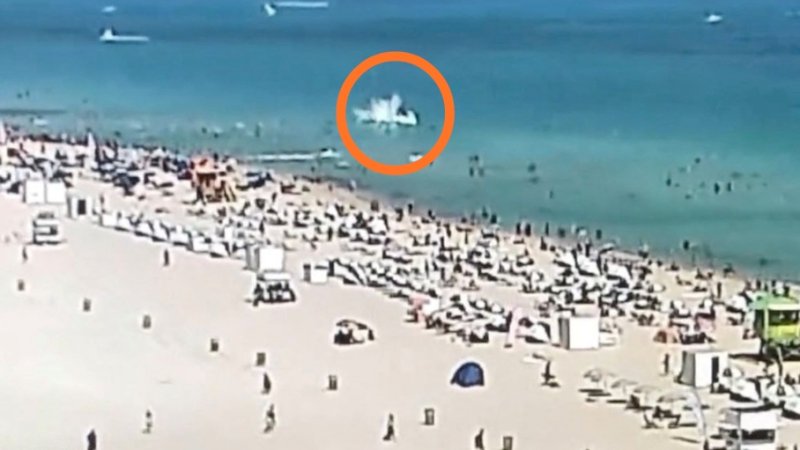 Pemandangan helikopter yang jatuh ke laut di Miami Beach, Miami, Florida, AS, 19 Februari 2022, dalam gambar diam yang diperoleh dari video media sosial. Courtesy of Miami Beach Police Department/@MiamiBeachPD/via REUTERS