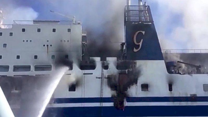 Kapal Feri Euroferry Olympic berbendera Italia terbakar di Yunani ( Foto Reuters) 