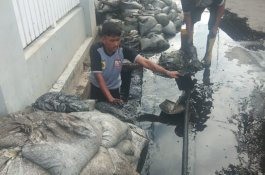 Cegah Genangan, Satgas Drainase DPU Makassar Rutin lakukan Pengerukan Drainase