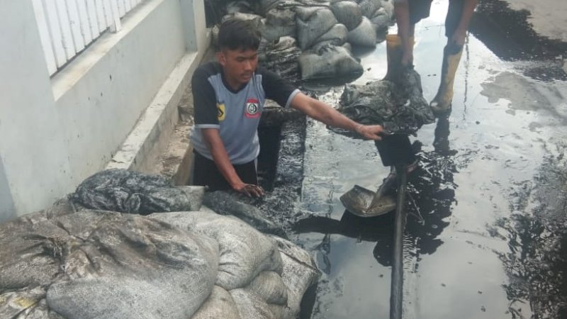 Satgas Drainase Dinas PU Kota Makassar saat melakukan pengerukan sedimen di drainase.