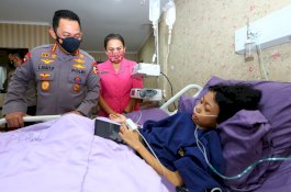 Dijemput Helikopter untuk Dirawat di RS Polri, Kapolri Penuhi Janjinya Jenguk Sinta Aulia Anak Penderita Tumor Kaki 
