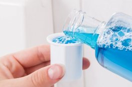 Obat Kumur Bisa Bantu Redakan Gejala COVID-19, Ada Cara Tersendiri