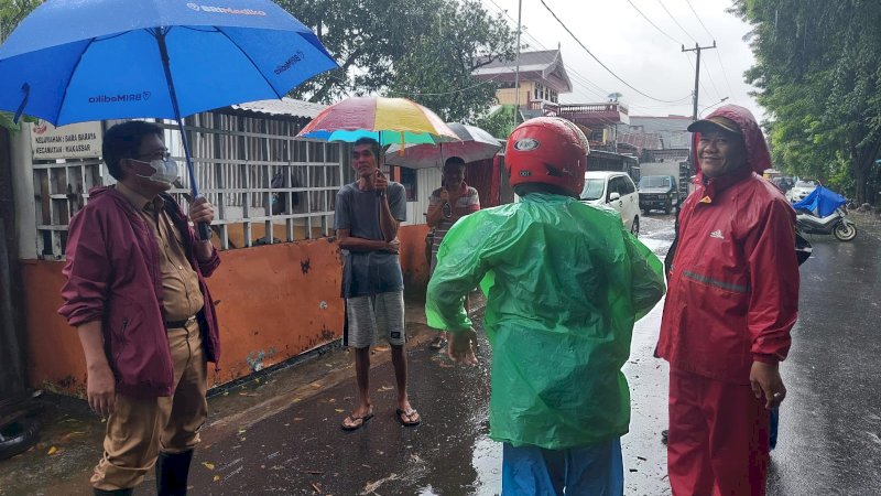 Camat Makassar, Akbar Yusuf saat turun langsung ke lapangan memantau kondisi wilayah ketika cuaca eksterem, Senin(21/2/22).