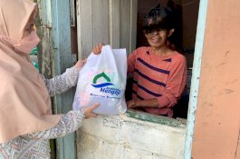 Andalan Mengaji Berbagi Paket Sembako ke Warga Makassar