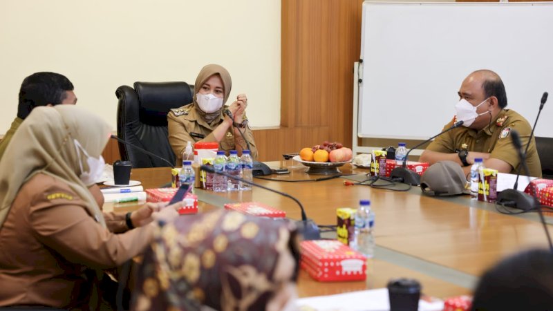 Wakil Wali Kota Makassar Fatmawati Rusdi pimpin rapat koordinasi bersama SKPD lingkup di ruang rapat Wakil Wali Kota Lantai 11 Kantor Balaikota, Senin (21/2/2022).