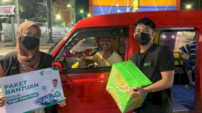 Dompet Dhuafa (DD) menyalurkan kebutuhan untuk para supir pete-pete di Kota Makassar, Sulawesi Selatan, hasil donasi sedekah dari donatur Dompet Dhuafa Sulsel.