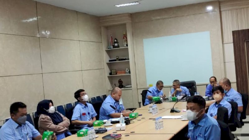 Penjabat direksi PDAM Makassar serta Kepala Bagian terkait saat persiapan mengikuti Zoom Meeting dengan Wali Kota Makassar,  Moh Ramdhan Pomanto,  Selasa, (22/2/22).