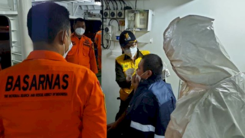 Jiaxin Wang (32), seorang awak kapal di MV Hui Xin 8 yang mengalami pendaharan akibat luka sobek di pundaknya dievakuasi tim Basarnas Sulsel.