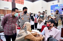 Kapolda Sulsel dan Andi Sudirman Tinjau Vaksinasi Booster Presisi