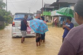   Relawan Yayasan Peduli dan Berbagi Pangkep Terobos Banjir dan Hujan