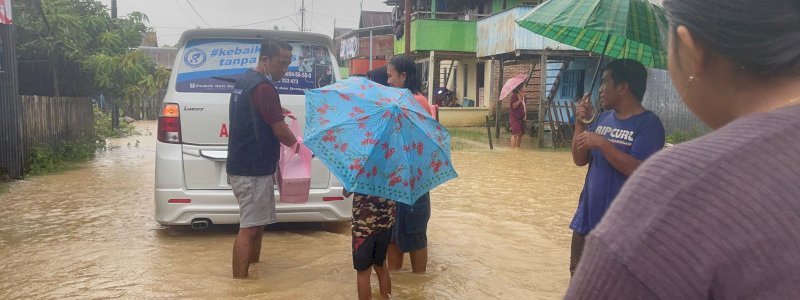   Relawan Yayasan Peduli dan Berbagi Pangkep Terobos Banjir dan Hujan