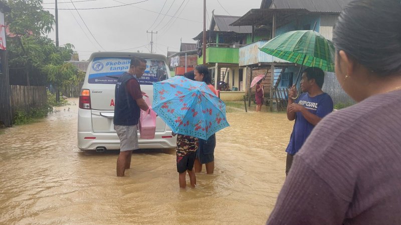 Yayasan peduli dan berbagi Pangkep beri bantuan makanan warga Pangkep yang terdampak banjir.