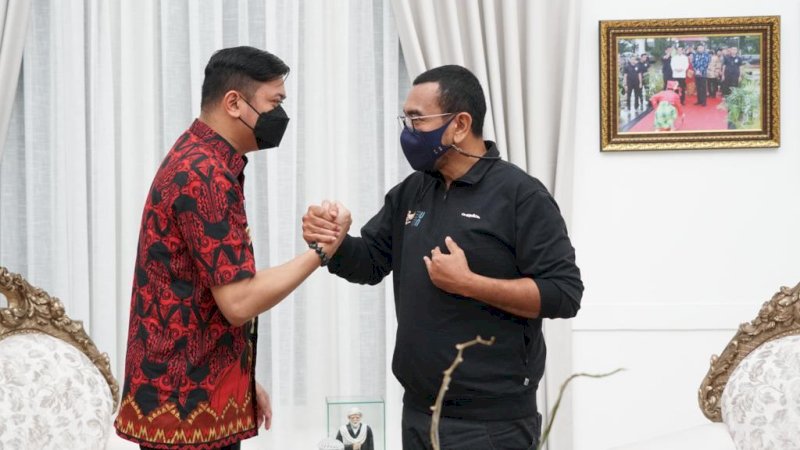 Adnan Purichta Ichsan saat salam komando dengan Arya Sinulingga di rujab Bupati Gowa.