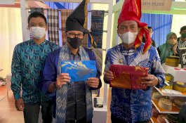 Bangga Buatan Indonesia, Menteri Pariwisata Pamerkan Produksi Sutera Khas Wajo