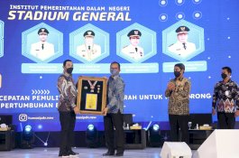 Berprestasi dalam Bidang Pemerintahan, Danny Pomanto Terima Penghargaan