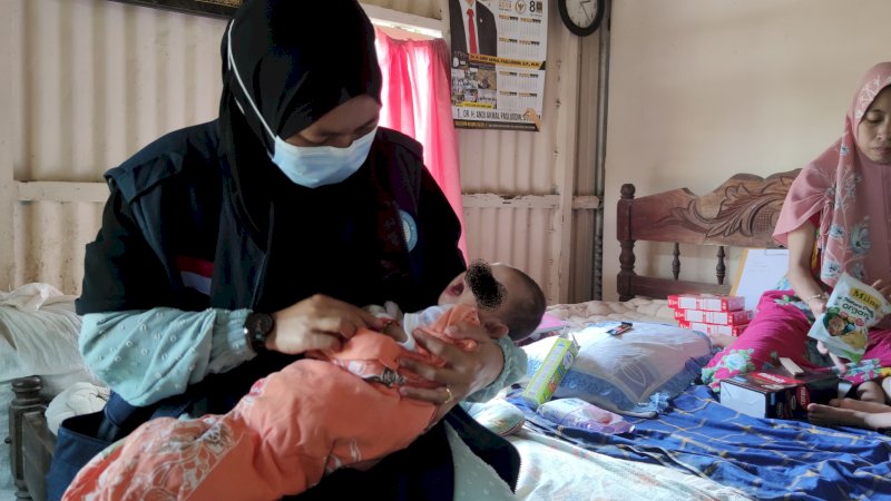 Alif, bayi berusia 2 bulan yang lahir prematur terpaksa diberikan air putih oleh ibunya karena kesulitan ekonomi untuk membeli susu.