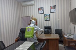 Cegah Penyebaran Covid 19, PD Parkir Makassar Lakukan Penyemprotan Desinfektan di Kantor