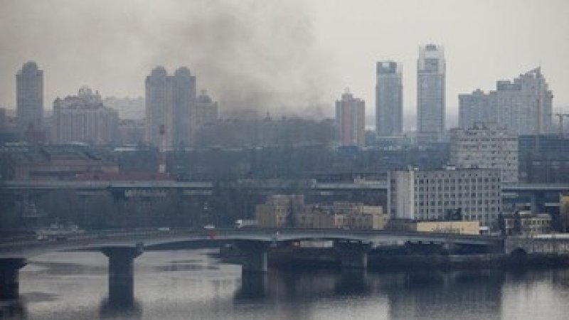 Situasi Kota Kiev usai serangan rudal Rusia. (REUTERS/VALENTYN OGIRENKO)