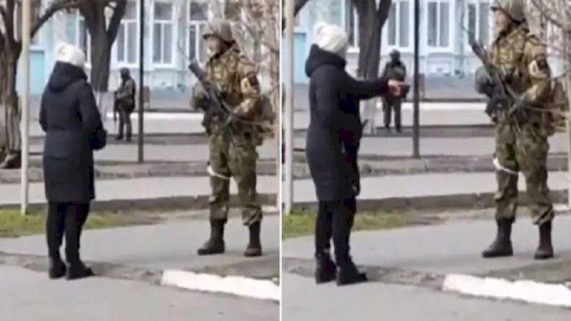Perempuan tersebut tampak berada di depan tentara yang memegang senapan mesin besar serta pistol di pinggulnya. (Foto: Twitter @IntelRoque)