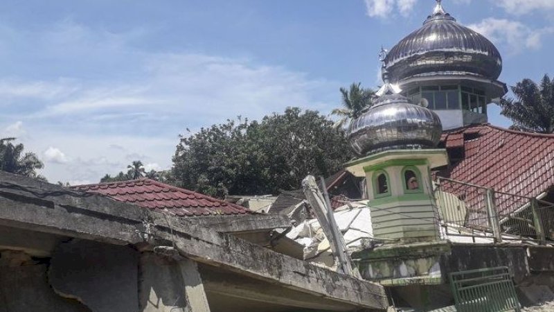 Kondisi Masjid Raya Kajai yang rusak akibat gempa bumi di Kecamatan Talamau, Kabupaten Pasaman Barat, Sumatra Barat, Jumat (25/2/2022). (Foto: Antara/Altas Maulana)