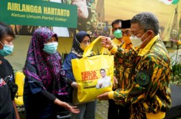 Golkar Sulsel Bagikan Minyak Goreng dan Gula Gratis ke Warga Makassar