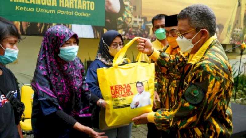 DPD Partai Golkar Sulsel membagikan paket minyak goreng gratis kepada warga Kota Makassar dan sekitarnya.