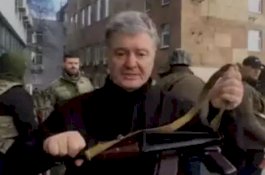 Sambil Tenteng Senjata, Mantan Presiden Ukraina Turun ke Jalan Sebut Putin Gila