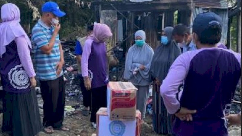 Hasnah Syam bersama rombongan mendatangi lokasi kebakaran di Desa Pao-Pao, Kecamatan Tanete Rilau, Kabupaten Barru, Sulawesi Selatan, Jumat (26/2/2022).