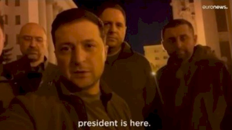 Presiden Ukraina, Volodymyr Zelensky, membuat video menantang beberapa jam kemudian pada Jumat (25/2/202). (Foto: YouTube Euronews)