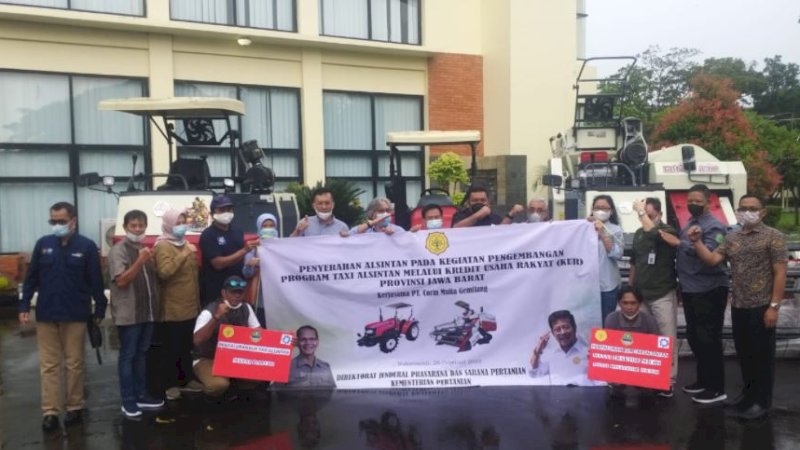 Penyerahan alsintan untuk pengembangan program Taxi Alsintan melalui KUR di Balai Besar Penilitian Padi Sukamandi, Subang, Sabtu (26/2/2022).