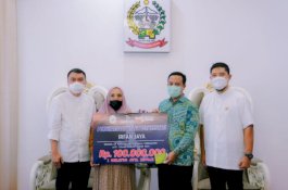 Plt. Gubernur Sulsel Serahkan Bonus Masing-Masing Rp100 Juta untuk Asnawi Mangkualam dan Irfan Jaya