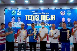 Kalahkan Ketua KONI, Kepala Kemenag Barru Juara Tenis Meja HUT Ke-62 Barru