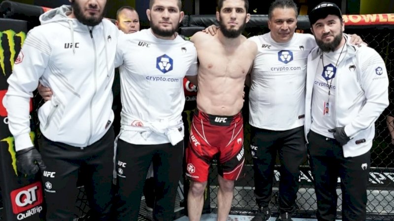 Islam Makhachev dan Khabib Nurmagomedov usai laga (foto/IG UFC)