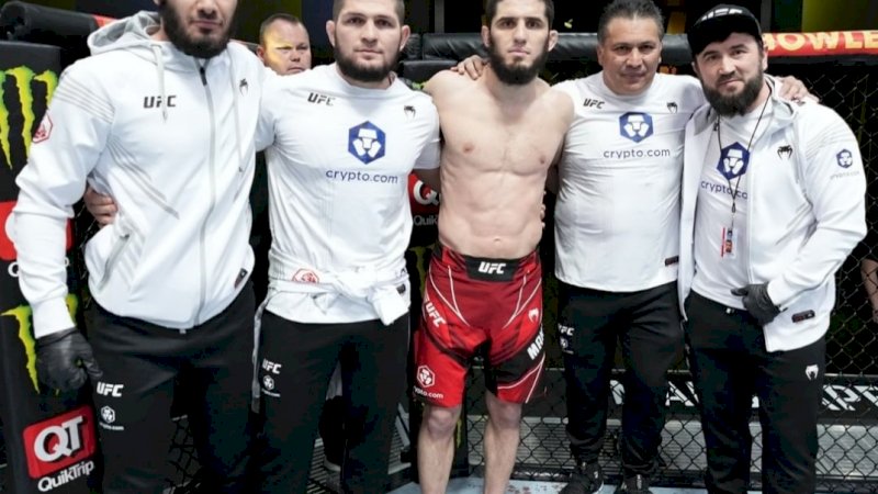 Islam Makhachev dan Khabib Nurmagomedov usai laga (foto/IG UFC)