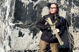 Mantan Miss Ukraina Ikut Tenteng Senjata Melawan Invasi Rusia