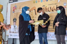 Hadiri Penutupan Festival Tomaugi, Erna Rasyid Taufan Ungkap Pentingnya Bahasa Daerah dalam Syiar Islam