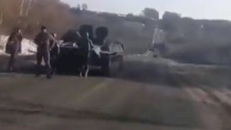 Sebuah tank Rusia jadi bahan ledekan warga Ukraina karena kehabisan bensin. (Foto: Tangkapan layar video Twitter @aliostad)