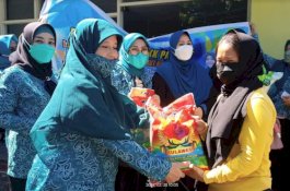 HUT Ke-62 Kota Parepare, PKK Bagi-Bagi Beras ke Warga Kurang Mampu