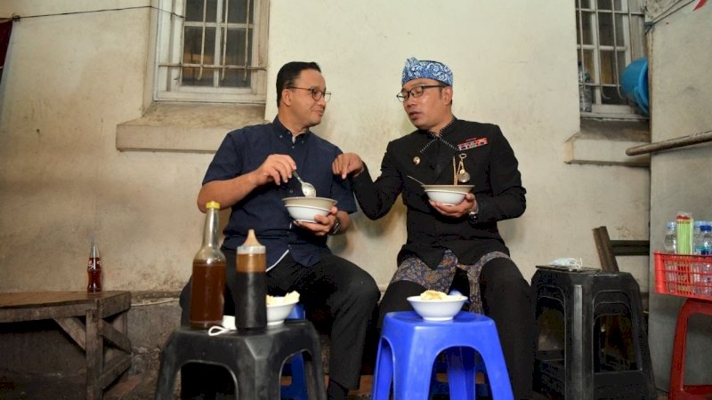 Gubernur Jabar Ridwan Kamil dan Gubernur DKI Anies Baswedan makam bubur bareng di kawasan Asia-Afrika, Kota Bandung. /HUMAS JABAR