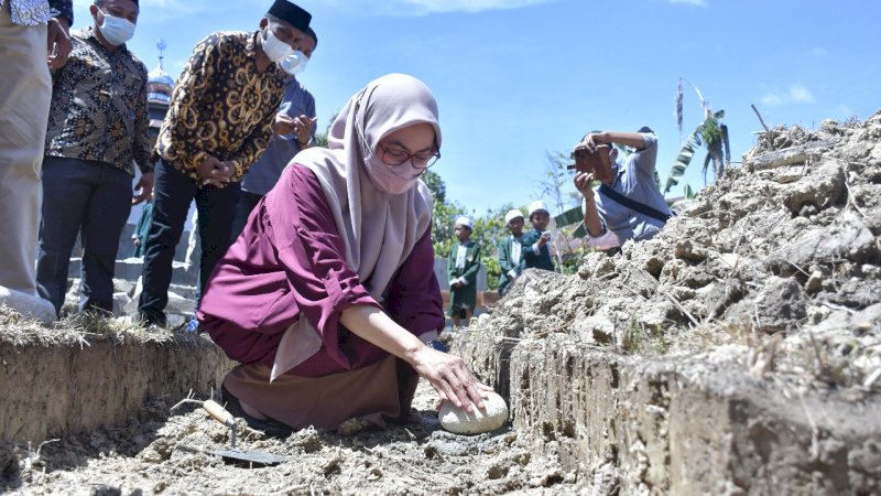 Bupati Luwu Utara Letakkan Batu Pertama Pembangunan Masjid Nurul Muttaqin