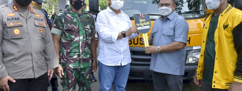 Pemda Luwu Utara Dapat Bantuan Dua Unit Bus Sekolah dan Satu Unit Excavator