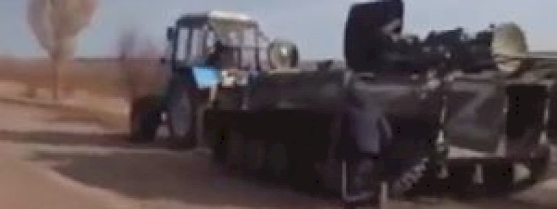Viral Petani Ukraina "Curi" dan Tarik Tank Rusia Pakai Traktor