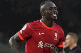 Bukan Trofi, Sadio Mane Tenteng Sajadah Saat Liverpool Juara