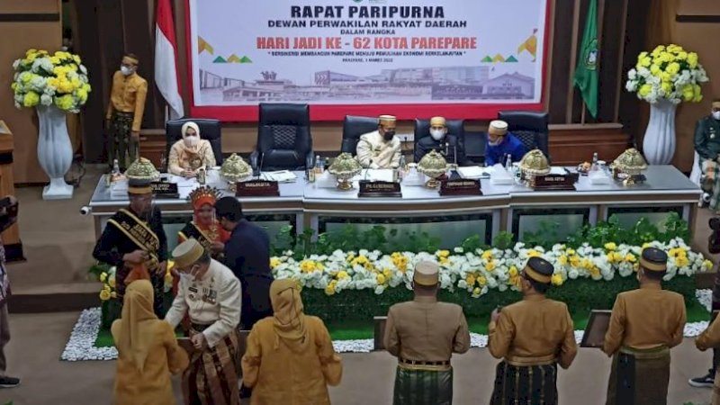 Penyerahan Satuan Kerja Perangkat Daerah (SKPD) Awards pada sidang paripurna di Gedung DPRD Kota Parepare, Selasa (1/3/2022). 