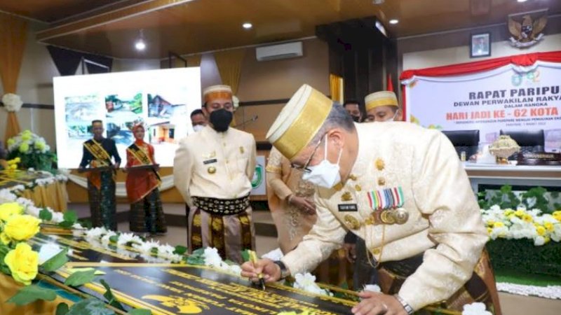 Penandatanganan prasasti peresmian proyek dalam rapat paripurna hari ulang tahun (HUT) ke-62 Parepare di Kantor DPRD Kota Parepare, Selasa (1/3/2022).