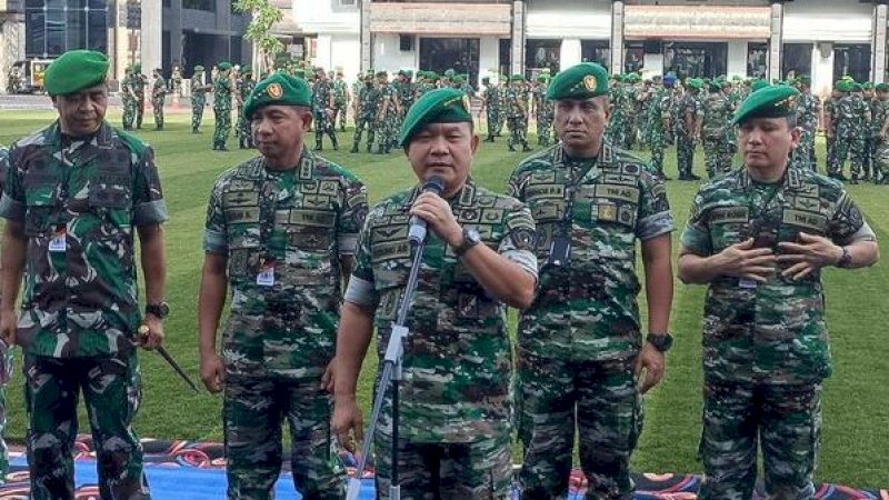 KSAD Jenderal Dudung Abdurachman bersama jajaran dalam balutan seragam baru TNI AD. (Foto: Detik.com/Wildan Noviansah)