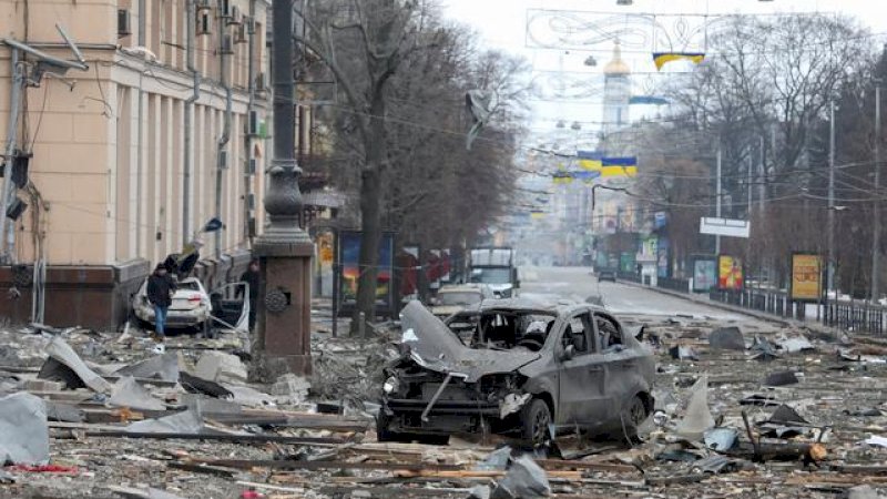 Puing-puing yang terkena serangan rudal dari Rusia di salah satu kota di Ukraina (Foto: REUTERS/Vyacheslav Madiyevskyy) 