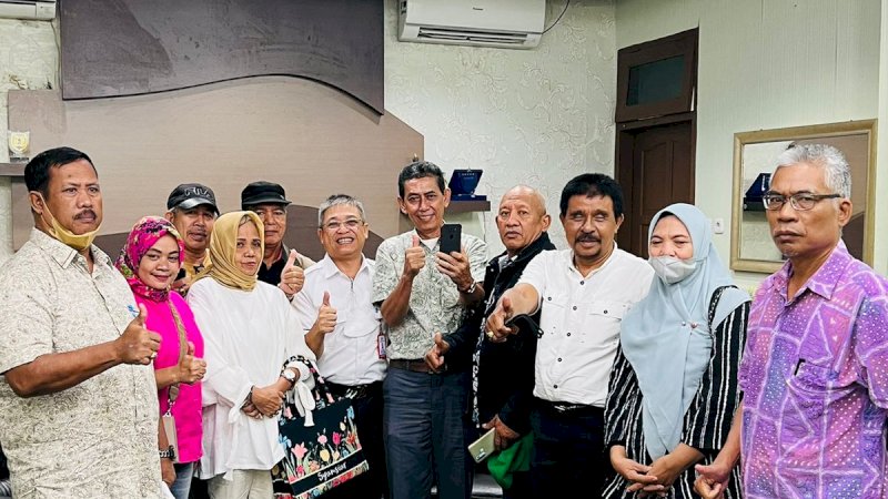 Penjabat Direktur Utama di PDAM Makassar,  Beni Iskandar menemui para pensiunan untuk mencarii solusi terbaik, di Kantor PDAM Makassar, Rabu, (4/2/22)