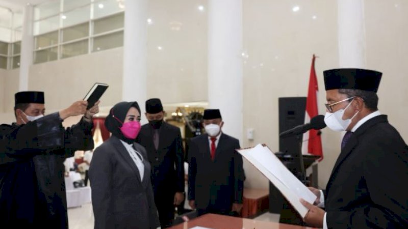 Pelantikan Andi Asma Sulistia Ekayanti menjadi Inspektur Daerah Kota Makassar berlangsung di Baruga Anging Mammiri, Rabu (2/3/2022).